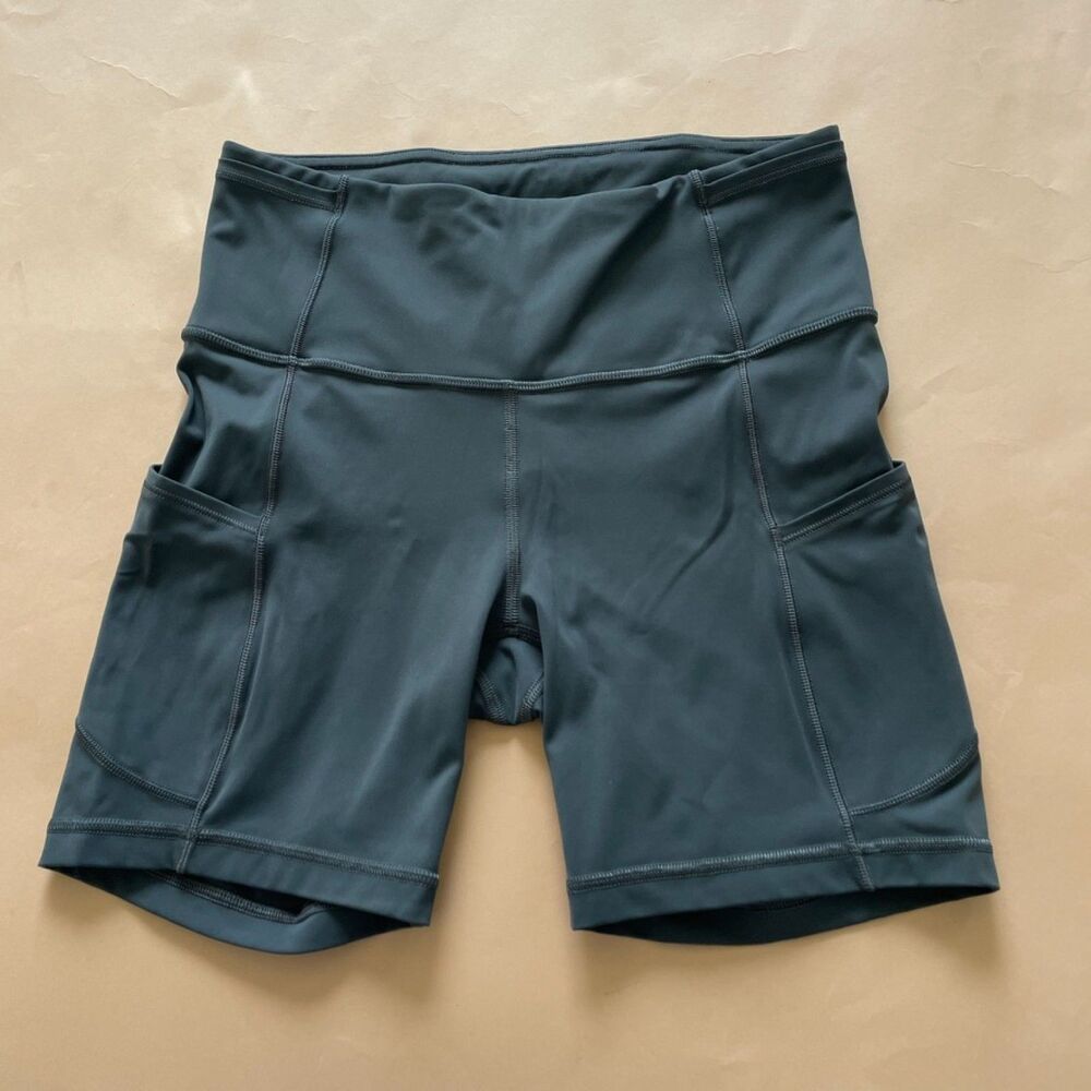 Lululemon Size 6 Gray High Rise Biker Shorts Side Pockets Athletic Workout
